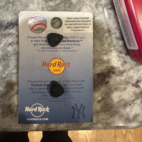 Yankees Hard Rock Cafe pin - Picture 4 of 5